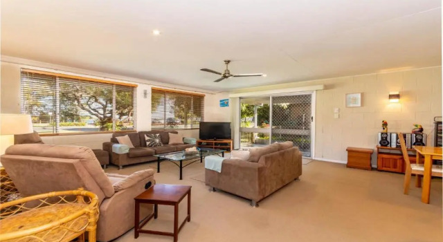 Bribie Beach House, Waterfront directly across the road - Solander Esp, Banksia Beach, Prenota Hotel Hotel a Queensland con parcheggio, Parcheggio
