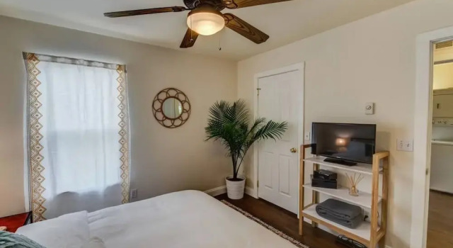 Romantic Getaway King Bed 1min to Restaurants!, Buchen Sie Ferienhaus Hotels in Colorade Springs mit Parkplatz, Parkplätze