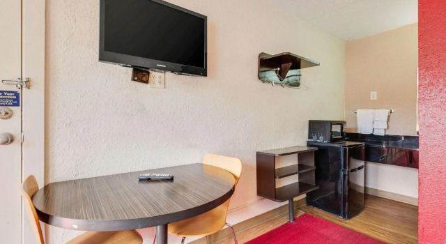 Четырёхместный номер Standard Econo Lodge Inn & Suites