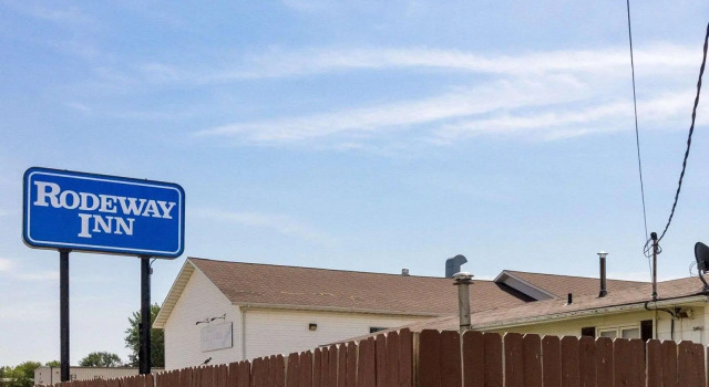 Четырёхместный номер Standard Rodeway Inn West Fargo Main Ave