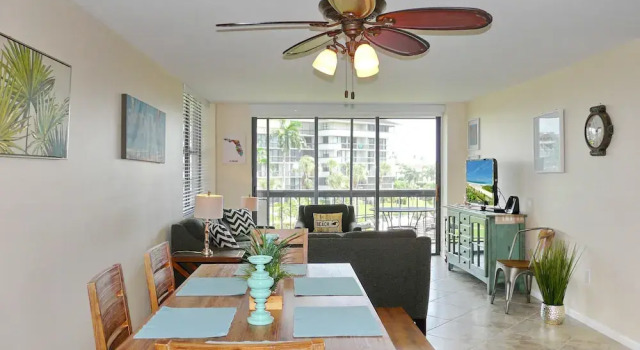 Condo With Pool, View of Clam Bay and Walk to Beach, Забронировать Апартаменты/квартира Отели в центре Марко-Айленд, в центре