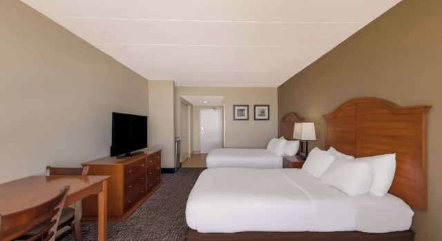 Четырёхместный номер Standard с балконом Comfort Inn South Oceanfront