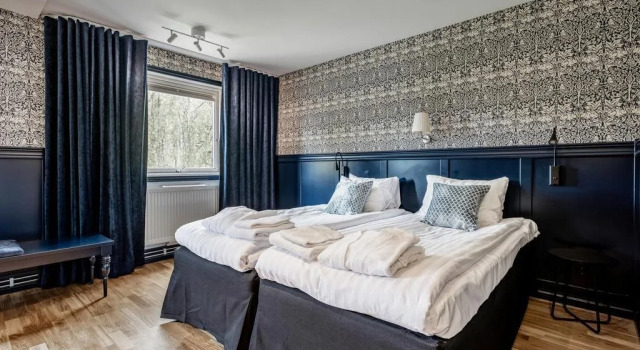Hällsnäs, Book Hotel  