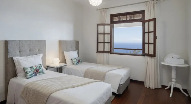 Country House With sea View, Southern Sunny House, Rezerwuj Dom wakacyjny Hotele w Arco da Calheta z parkingiem, Parking