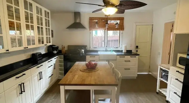 Коттедж с 3 комнатами Redwood Hollow Cottages