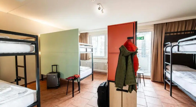 Кровать в общем номере MEININGER Hotel München Zentrum