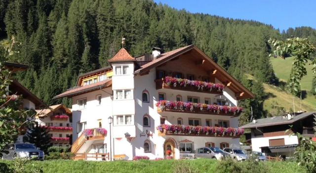 Garni B&B Schenk, Забронировать Отель Отели Сельва-ди-Валь-Гардена с парковкой, рядом с Бугельный подъёмник Бьянканеве, Парковка