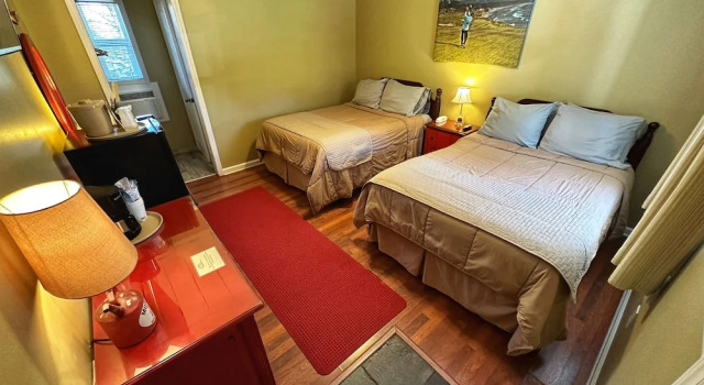 Четырёхместный номер Standard Alpine Village Inn