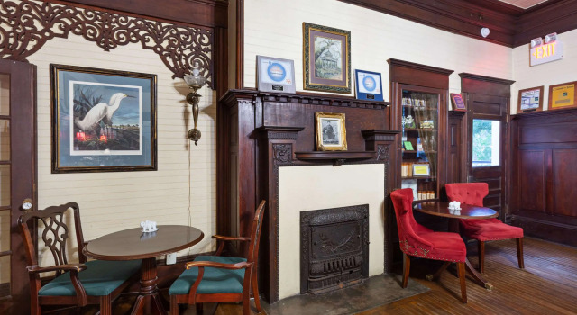 Coombs Inn & Suites