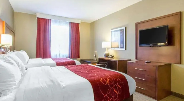 Четырёхместный люкс с балконом Comfort Suites University
