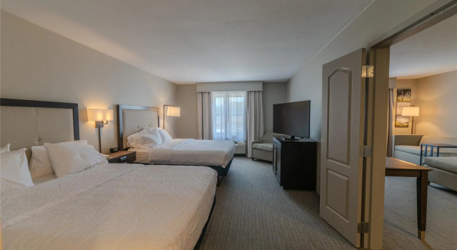 Четырёхместный люкс с 2 комнатами Hampton Inn & Suites-Florence Downtown