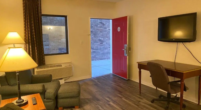 Люкс с 2 комнатами Travelers Place Inn & Suites