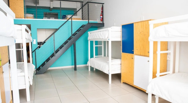 Кровать в общем номере Mojo Hotel