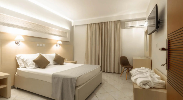 Семейный люкс с видом на бассейн Karras Hotel