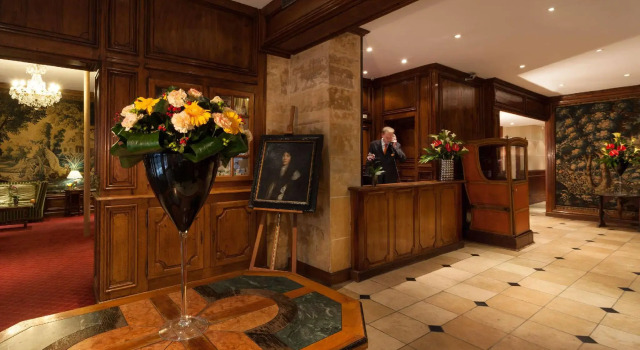 Кровать в общем номере Amarante Beau Manoir