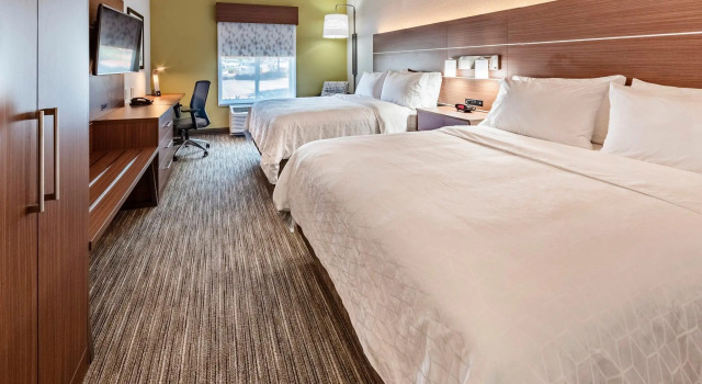 Четырёхместный номер Standard Holiday Inn Express Hotel & Suites Lake Zurich-Barrington by IHG