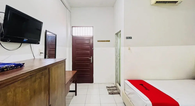 Номер Standard RedDoorz Syariah at Wisma Kampung Baru Rantauprapat