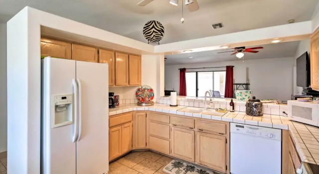 Коттедж с 3 комнатами с балконом Patio, Rooftop Deck & Mtn Views: Lake Havasu Home!
