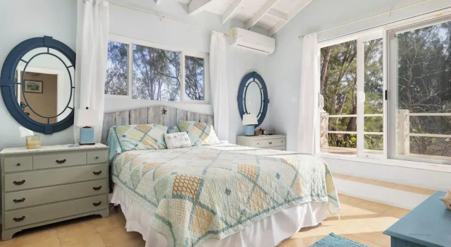 Seaside Escape: Luxury Beach House With Ocean Views, Prenota Villa Gregory Town Harbour Island.