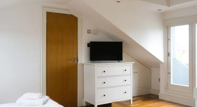 Modern Studio With Private Terrace - Swiss Cottage, Забронировать Дом для отпуска Коттеджи Лондона, рядом с Сент-Джонс Вуд, Коттедж