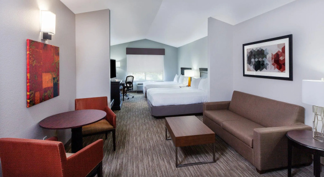 Четырёхместный люкс Holiday Inn Express Hotel and Suites Shreveport South Park Plaza by IHG