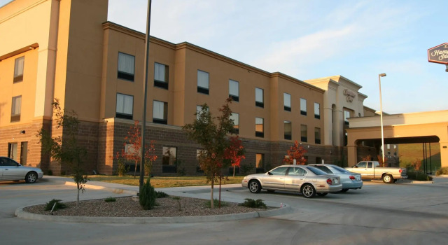 Кровать в общем номере Hampton Inn Clinton