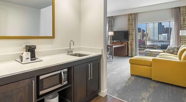 Четырёхместный люкс Hampton Inn & Suites Newport/Cincinnati, KY