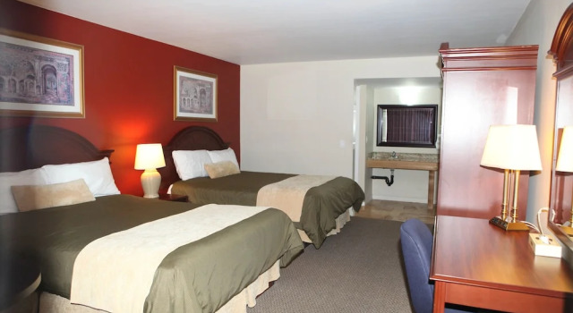 Четырёхместный номер Standard с балконом Saxony Motel