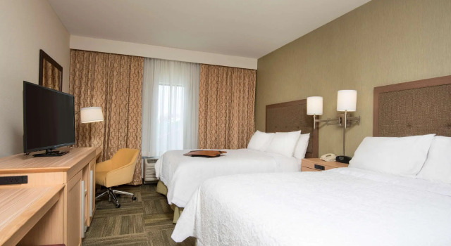 Четырёхместная студия Hampton Inn Kalamazoo
