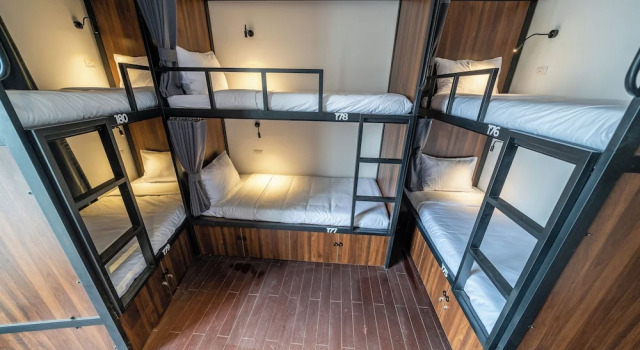 Кровать в общем номере Mad Monkey Hanoi Hostel