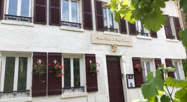 Gite ancien relais de saint jacques, Varaa Hotelli Hotellit Val d'Oise pysäköinnillä, Pysäköinti