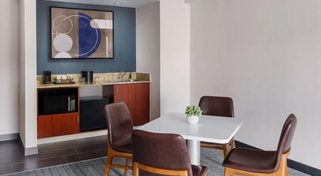 Люкс Executive c 1 комнатой Courtyard by Marriott Manchester-Boston Regional Airport