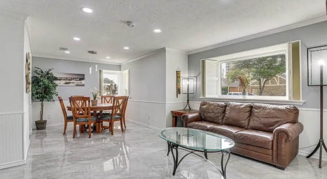 ~ 2 Blocks to Beach: Galveston Group Getaway!, Забронировать Дом для отпуска Виллы Галвестон, рядом с Гольф-клуб Magic Carpet, Вилла