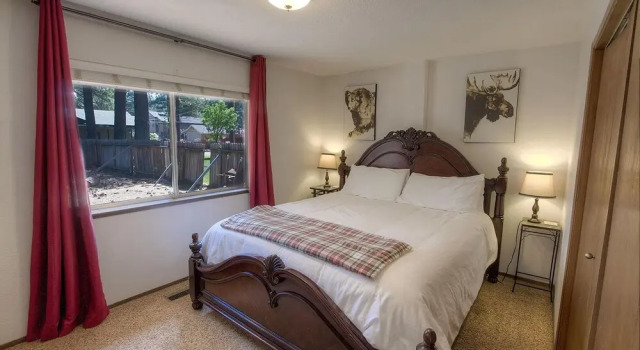 Remodeled Gambrel Style Home with Trees Views by RedAwning, Забронировать Отель Отели South Lake Tahoe Area с парковкой, Парковка