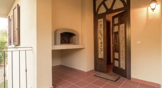 Вилла с балконом Villa in Lonnano with pool