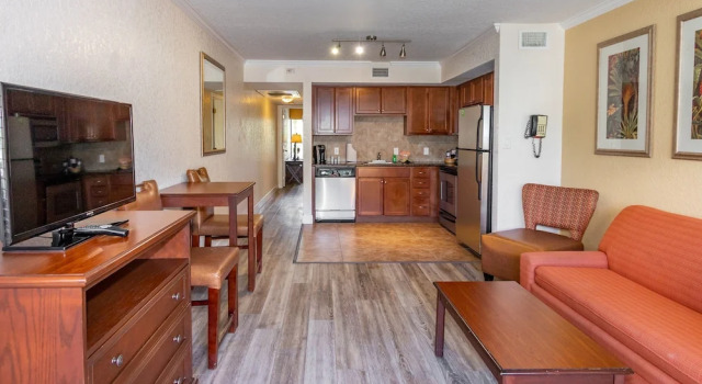 Четырёхместный люкс с красивым видом из окна Coconut Cove All-Suite Hotel