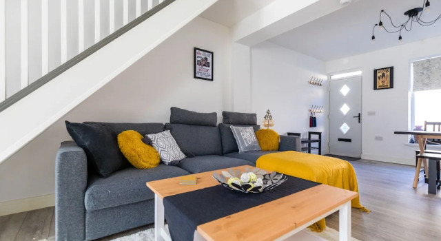 Коттедж с 3 комнатами The Hollywood Beautiful 3 Bedroom House