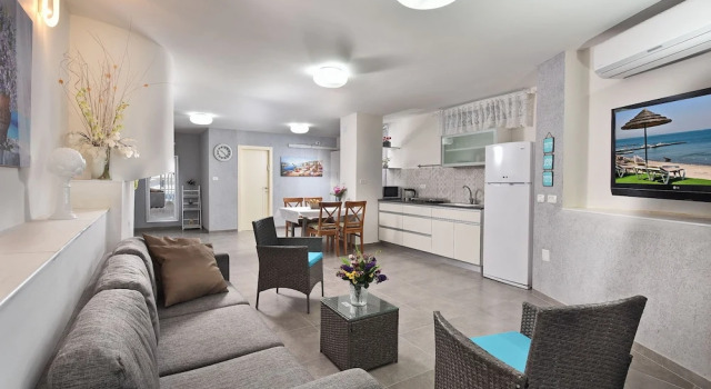 Люкс Luxury Luxury Suite with Jaccuzzi & Pool