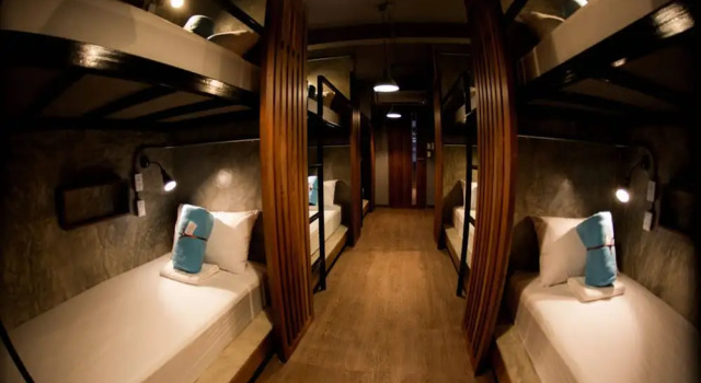 Кровать в общем номере с балконом In a Box Hostel