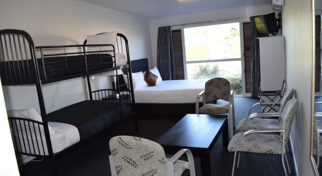 Четырёхместный номер Standard с балконом и с видом на город Silver Fern Lodge