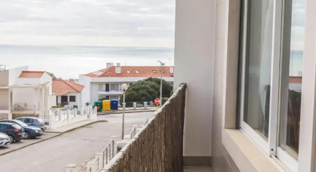 Кровать в общем номере с балконом Ericeira Chill Hill Hostel & Private Rooms