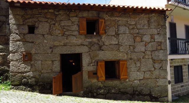 Room in Cabin - Restored, Rustic and Rural Mini Cottage in Typical Portuguese Village, Book Inn Motels in Norte Region, Motel