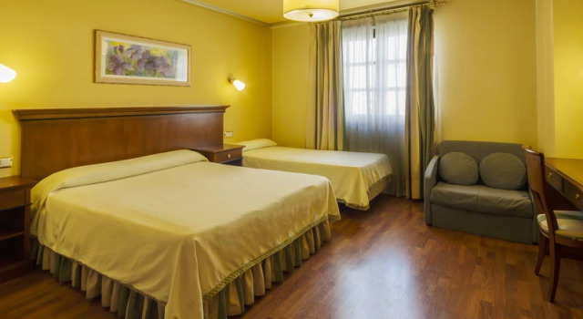 Трёхместный номер Standard с балконом Hotel Azofra