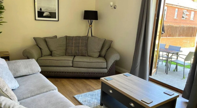 2-bed House - Sleeps 6 - Garden, Parking, Wifi, Varaa Lomakoti Mökit kohteessa Merseyside, Mökki