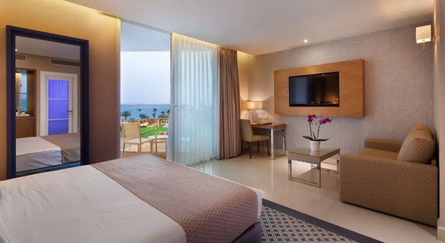 Habitación De lujo con balcón y con vista a la piscina Herbert Samuel The Reef Eilat