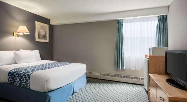 Двухместный люкс c 1 комнатой Travelodge by Wyndham Edmonton Airport
