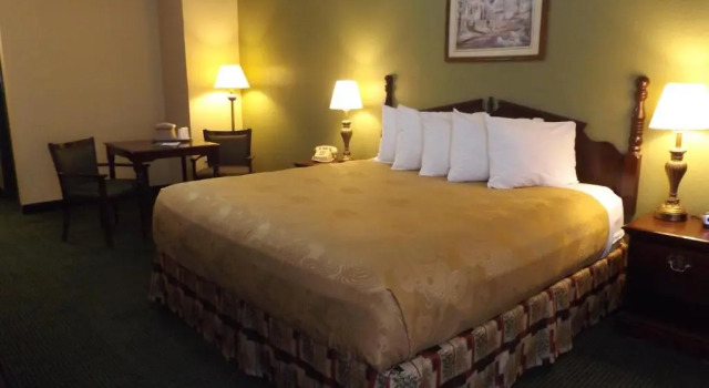 Номер Standard Angel Inn Near IMAX, a Travelodge by Wyndham