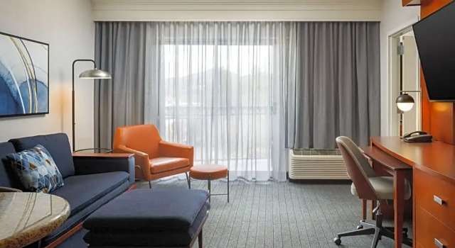 Двухместный люкс c 1 комнатой с балконом Courtyard by Marriott Boone