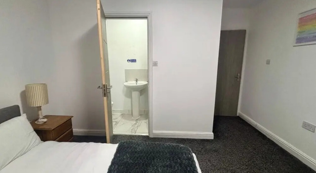 1 Room Ensuite Flat - Sleeps 2 With Sky Full Fibre, Varaa Lomakoti Mökit kohteessa Merseyside, Mökki