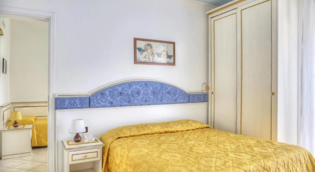Семейный номер Standard с балконом Hotel Elpiro